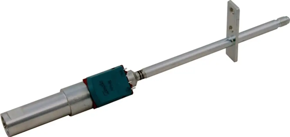Düsenstock mit Ölvorwärmung in metallischer Ausführung, befestigt mit einer Halterung. Die Marke Wolf ist am Produkt deutlich erkennbar.